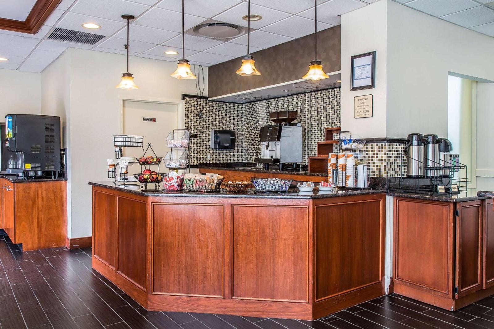 Clarion Hotel & Suites Hamden-New Haven