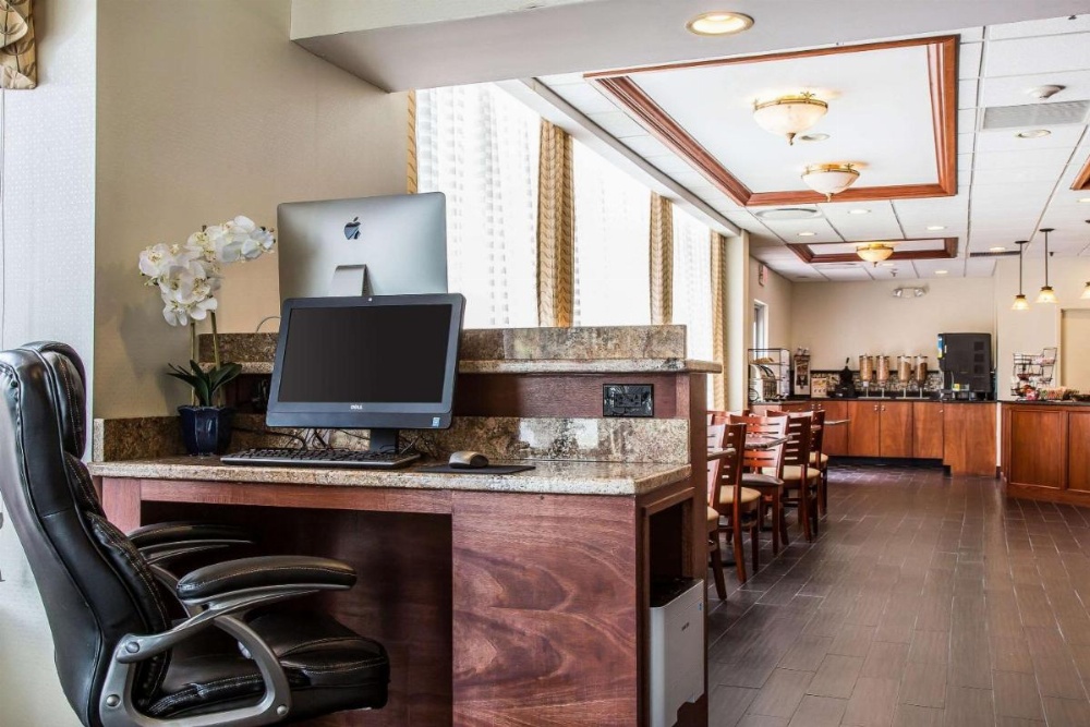 Clarion Hotel & Suites Hamden-New Haven Image 10