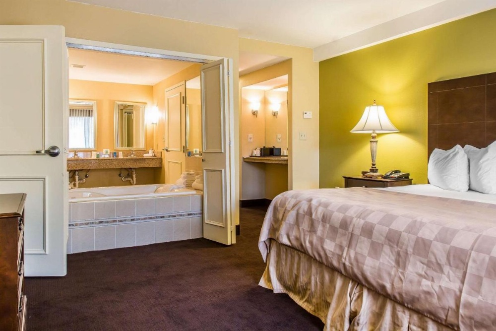Clarion Hotel & Suites Hamden-New Haven Image 12