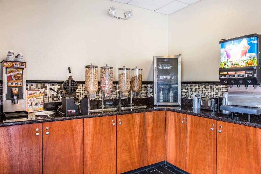 Clarion Hotel & Suites Hamden-New Haven Image 31
