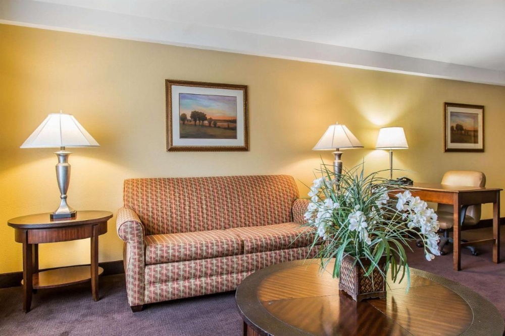 Clarion Hotel & Suites Hamden-New Haven Image 33