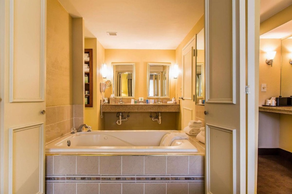 Clarion Hotel & Suites Hamden-New Haven Image 34